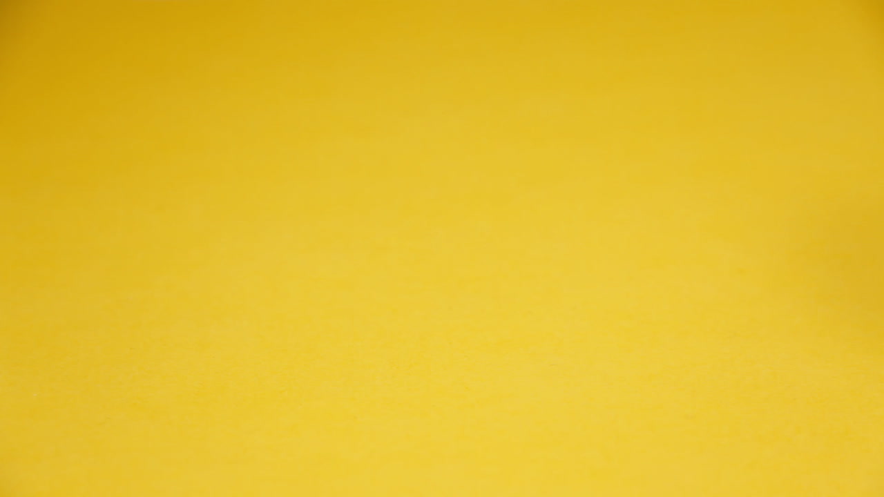 Comporre le parole Io, Tu, Noi, Noi con lettere di legno su uno sfondo giallo