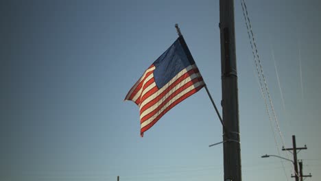 Bandera-Estadounidense-Ondeando-En-Una-Pequeña-Ciudad-Para-El-4-De-Julio-En-Cámara-Lenta