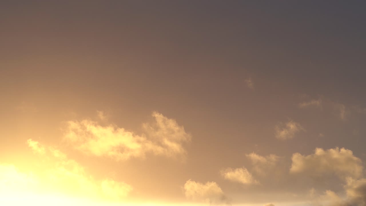 황금빛 하늘에 저녁 구름