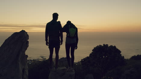 una pareja en las montañas juntos