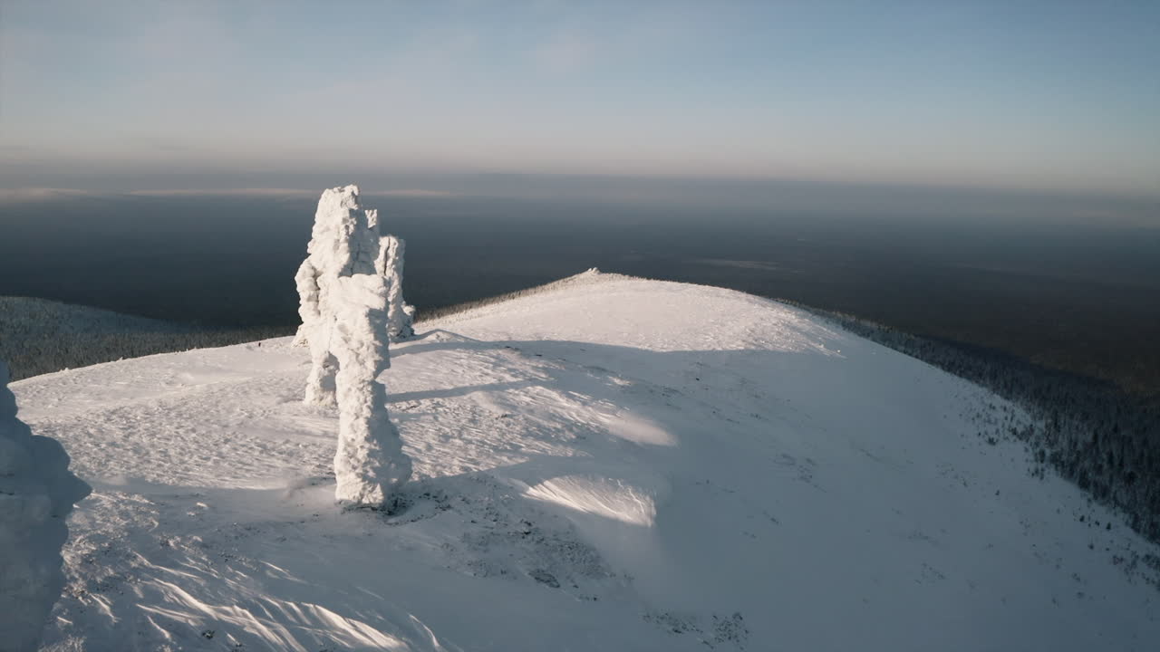 снежные горные вершины