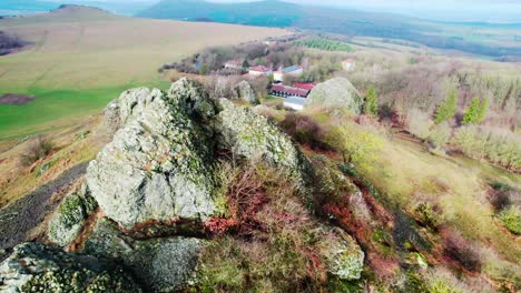 montaña rocosa en el campo de inglaterra, vista aérea que establece las casas