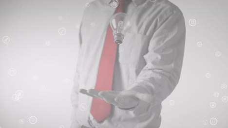 animación de la red moviéndose sobre el hombre de negocios lanzando y atrapando la bombilla