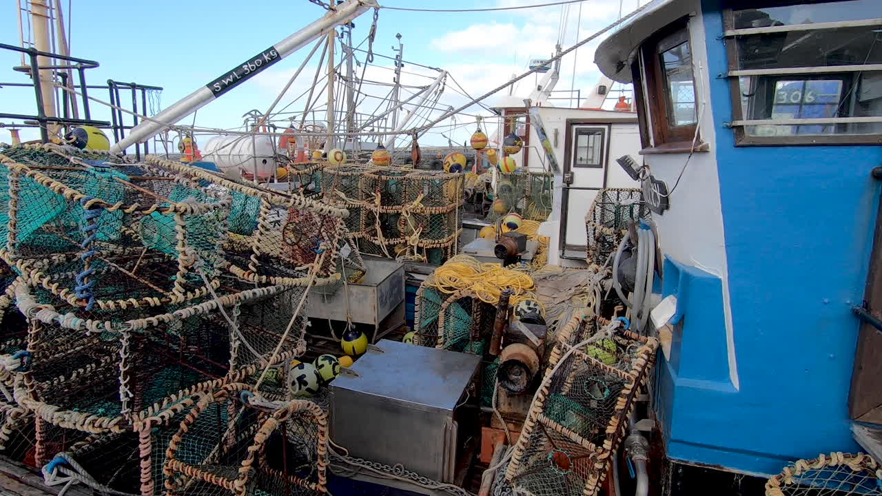 barcos de pesca en el puerto durante la temporada