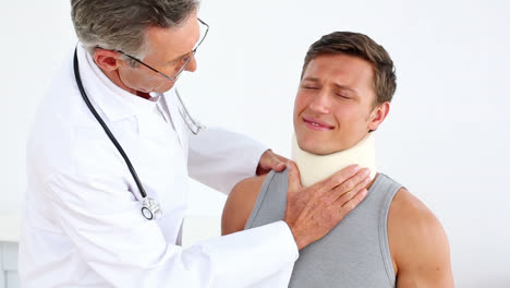 deportista con correa en el cuello hablando con el médico