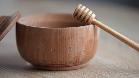 wooden-bowl.-Close-up.-Healthy-organic,-wooden-honey-spoon,-closeup.