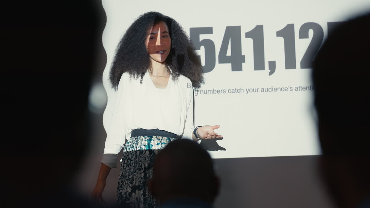 presentación, proyector o discurso de mujer de negocios