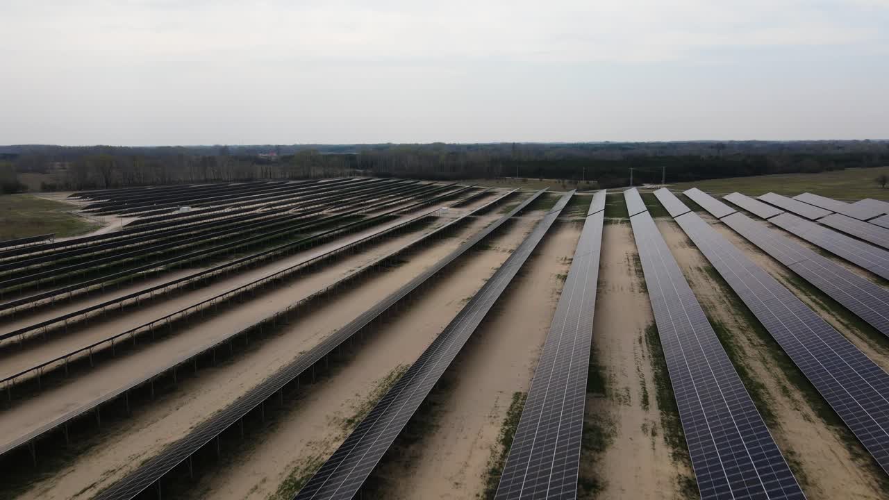Drone flyver over en stor solcellepark på det ungarske landskab