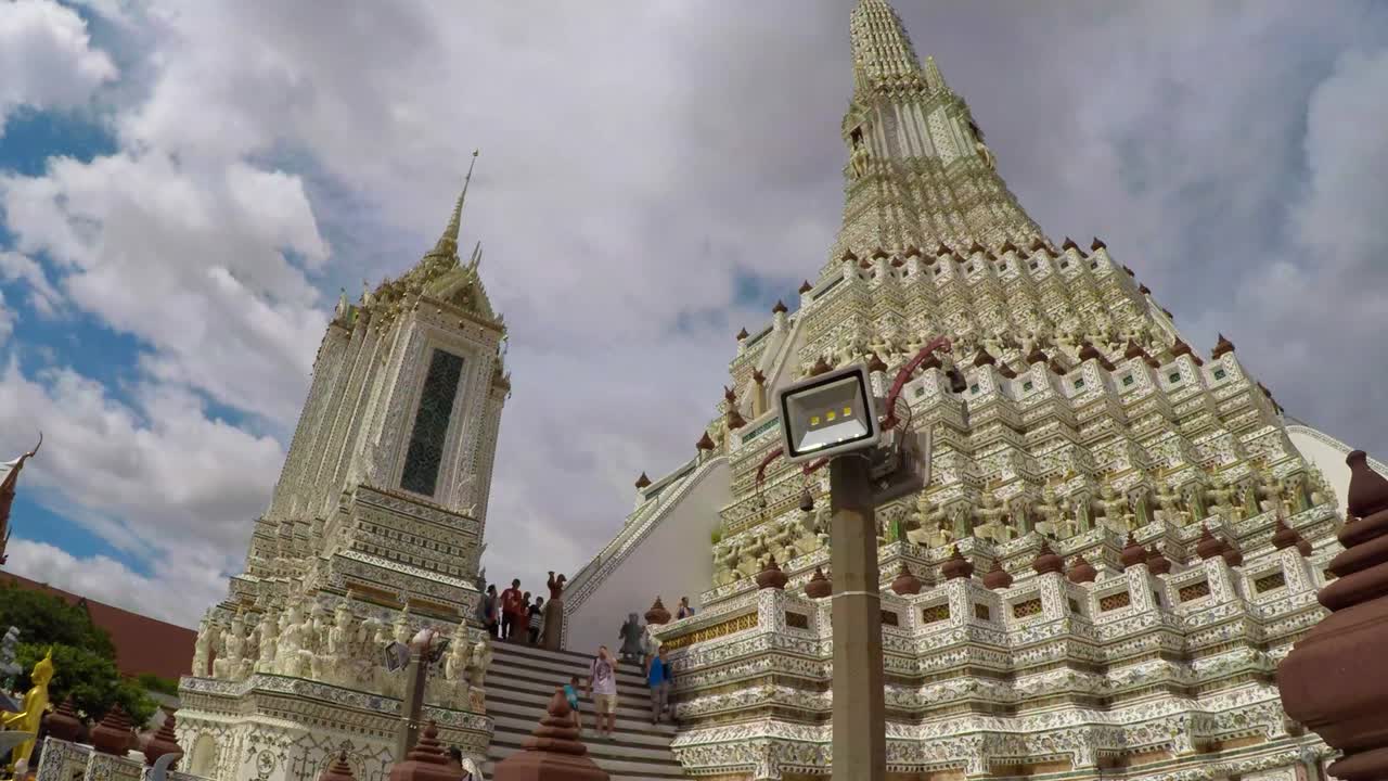tiempo transcurrido: templo budista tailandés de wat arun, en bangkok
