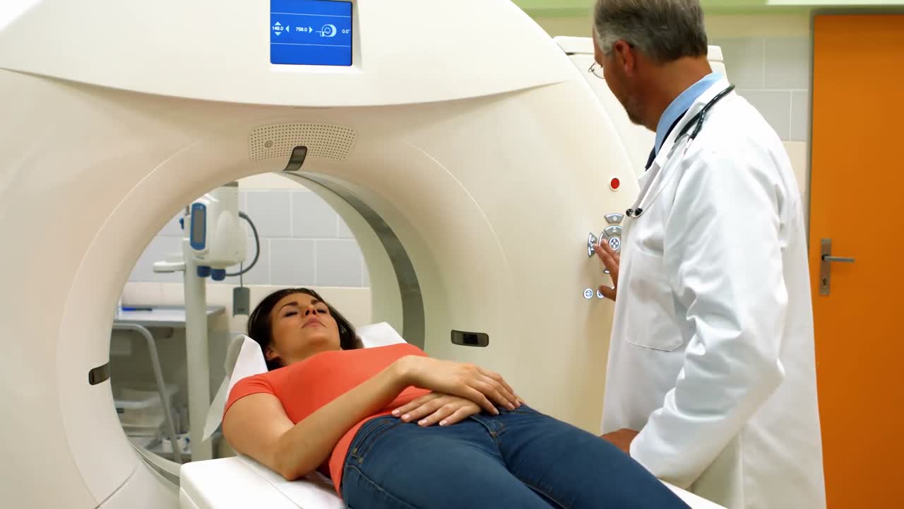 el médico consuela a un paciente antes de la resonancia magnética en el hospital 4k