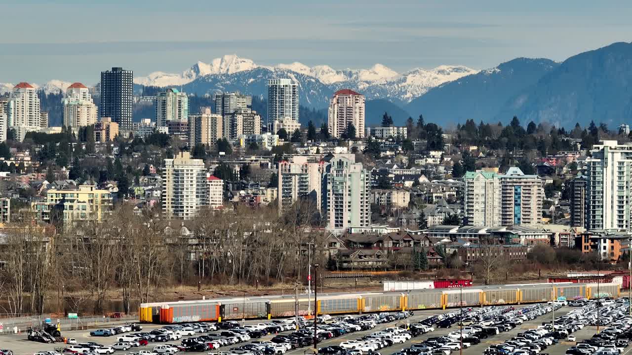 Terminal auto di Annacis con lo skyline di New Westminster sullo sfondo, nella Columbia Britannica, Canada. Ripresa aerea.