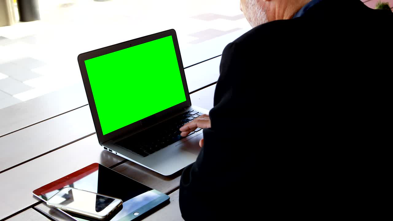 호텔 4k에서 노트북을 사용하는 사업가