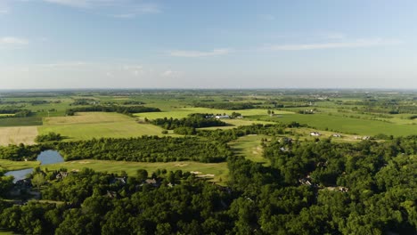 Hermosa-Toma-De-Establecimiento-De-Tierras-De-Cultivo-Rurales-Americanas,-Campo-De-Golf