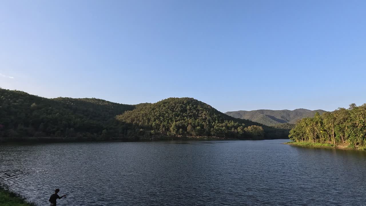lapso de tiempo de un lago desde el día hasta el anochecer