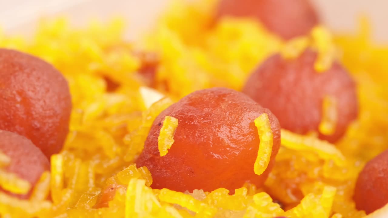 테이블에 그릇에 인도 달콤한 닫습니다.