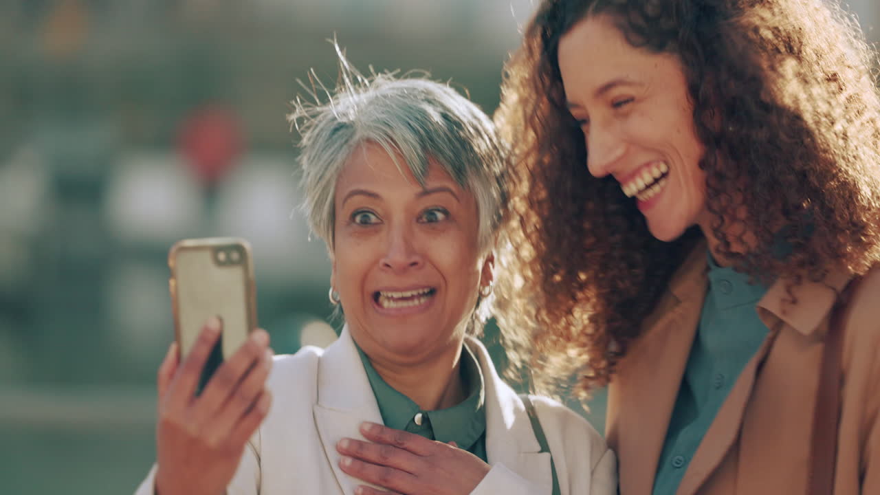 amigos, teléfono y selfie con mujeres afuera