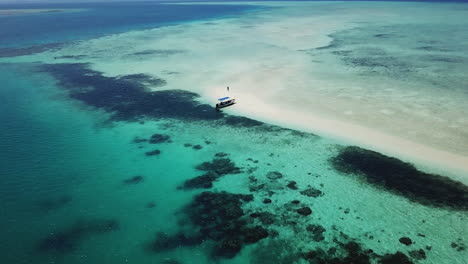 Drone-Fiji-Arrecife-De-Coral-Relajante-En-Bote-Para-Bucear-Banco-De-Arena-Blanco-Isla-De-Malalo-Agua-Azul-Profundo-Agua-Hombre-Caminando-Escénico-Paisaje-Soleado-Hermoso-Relajante-Nadi-Aéreo-Cinemático-Movimiento-Hacia-Adelante