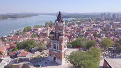 impresionante toma aérea en órbita de 4k de la torre gardos en el viejo zemun, belgrado danubio