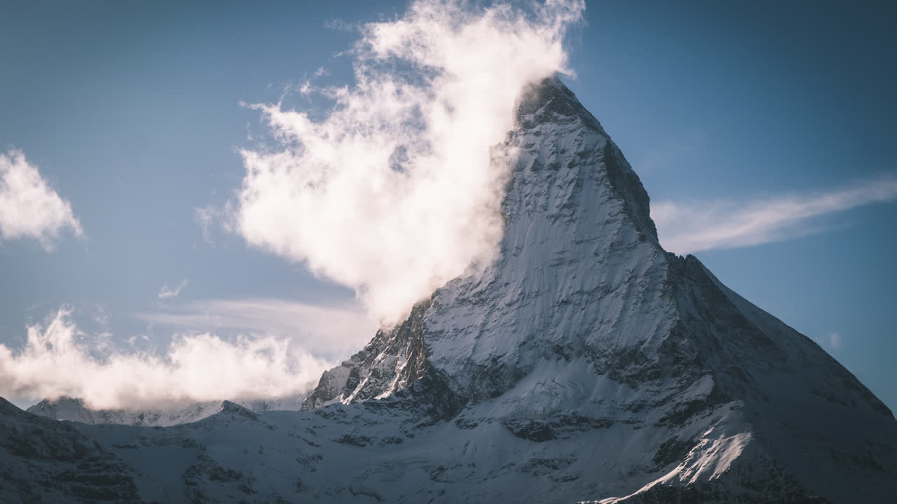 timelapse primera nieve soleado pájaro azul vapor niebla el impresionante matterhorn zermatt suiza cinematográfica escena de apertura invernal alpes suizos toblerone entrelazados más famoso pico de montaña a principios de octubre