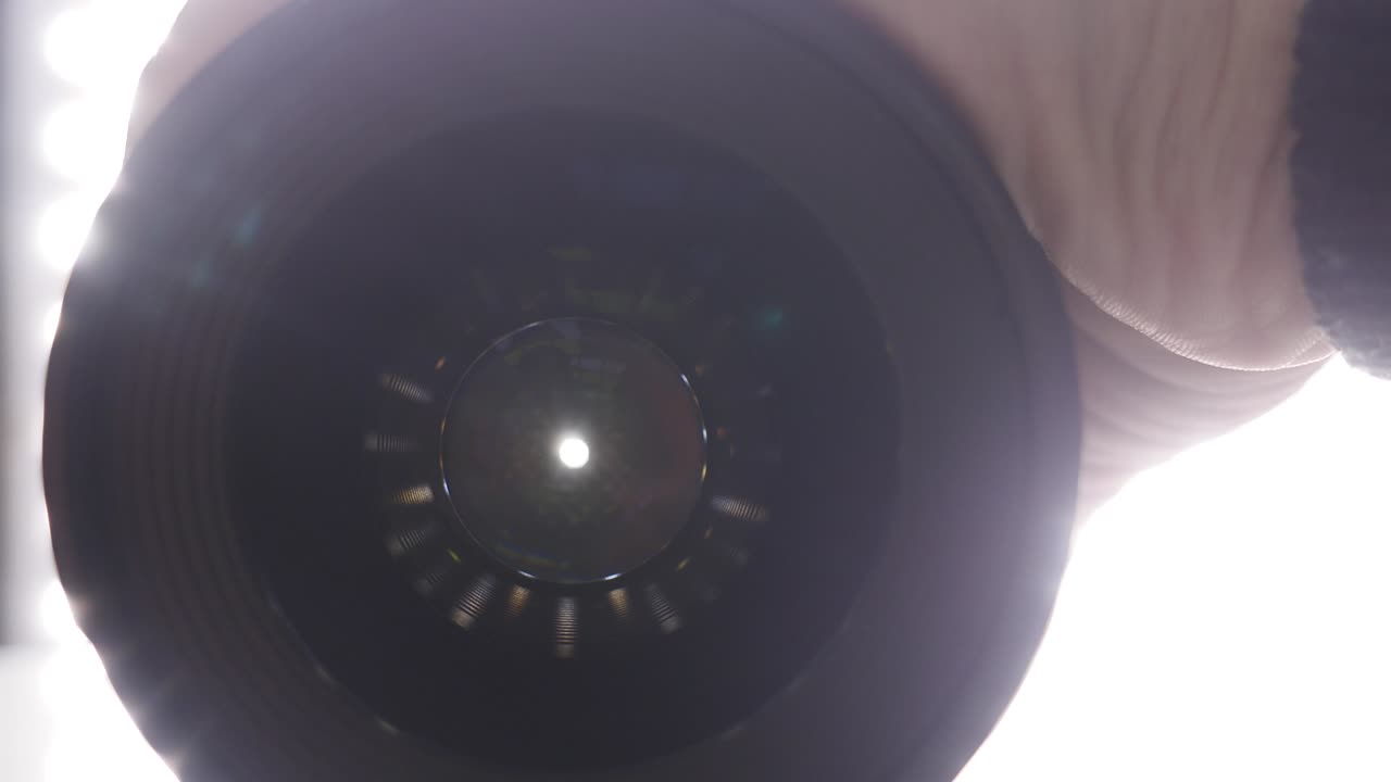Diaframma dell'obiettivo della fotocamera che si apre e si chiude. Macro ripresa frontale.
