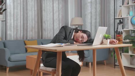 지친 사업가 여성 이 집 사무실 에서 잠을 자고 있다