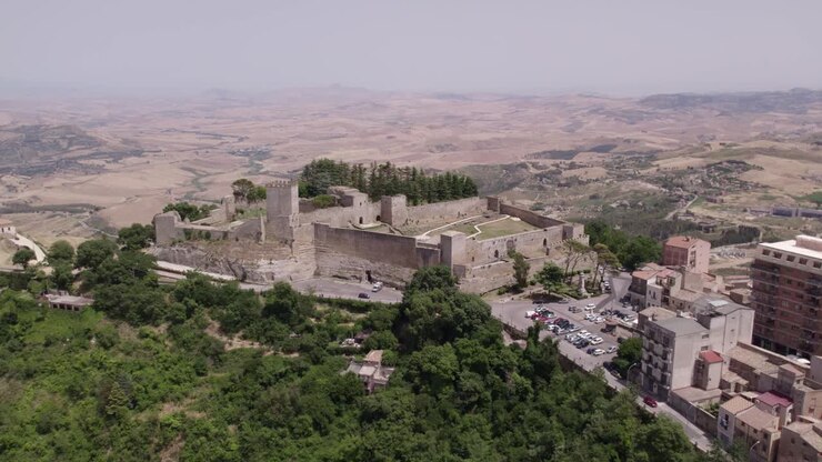 Vista aerea della città di Enna su una roccia di giorno, Sicilia, Italia
