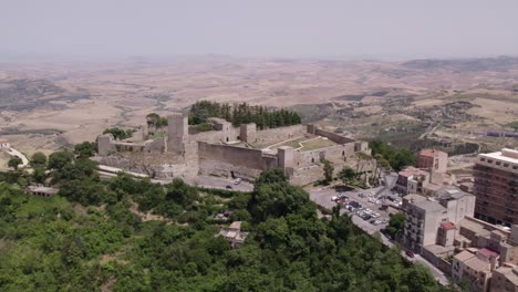 Luftaufnahme-Der-Stadt-Enna-Auf-Einem-Felsen-Während-Des-Tages,-Sizilien,-Italien