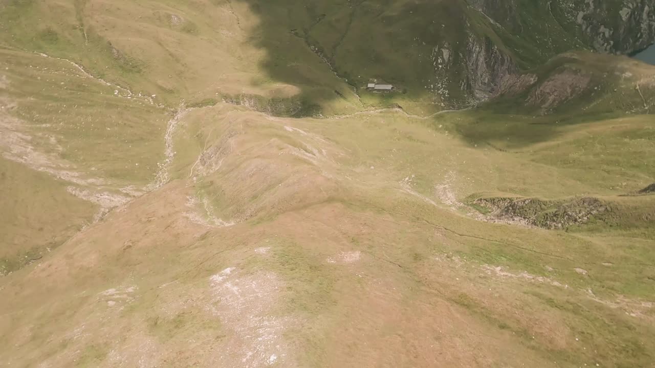 el avión no tripulado fpv baja de velocidad cerca de gitschberg, italia, volando cerca de las laderas de las montañas