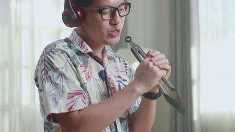 hombre cantando y divirtiéndose con auriculares y un micrófono