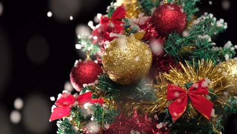 árbol-De-Decoración-Navideña-Con-Bola-Dorada-Bajo-La-Nieve-Que-Cae-En-La-Noche-De-Invierno