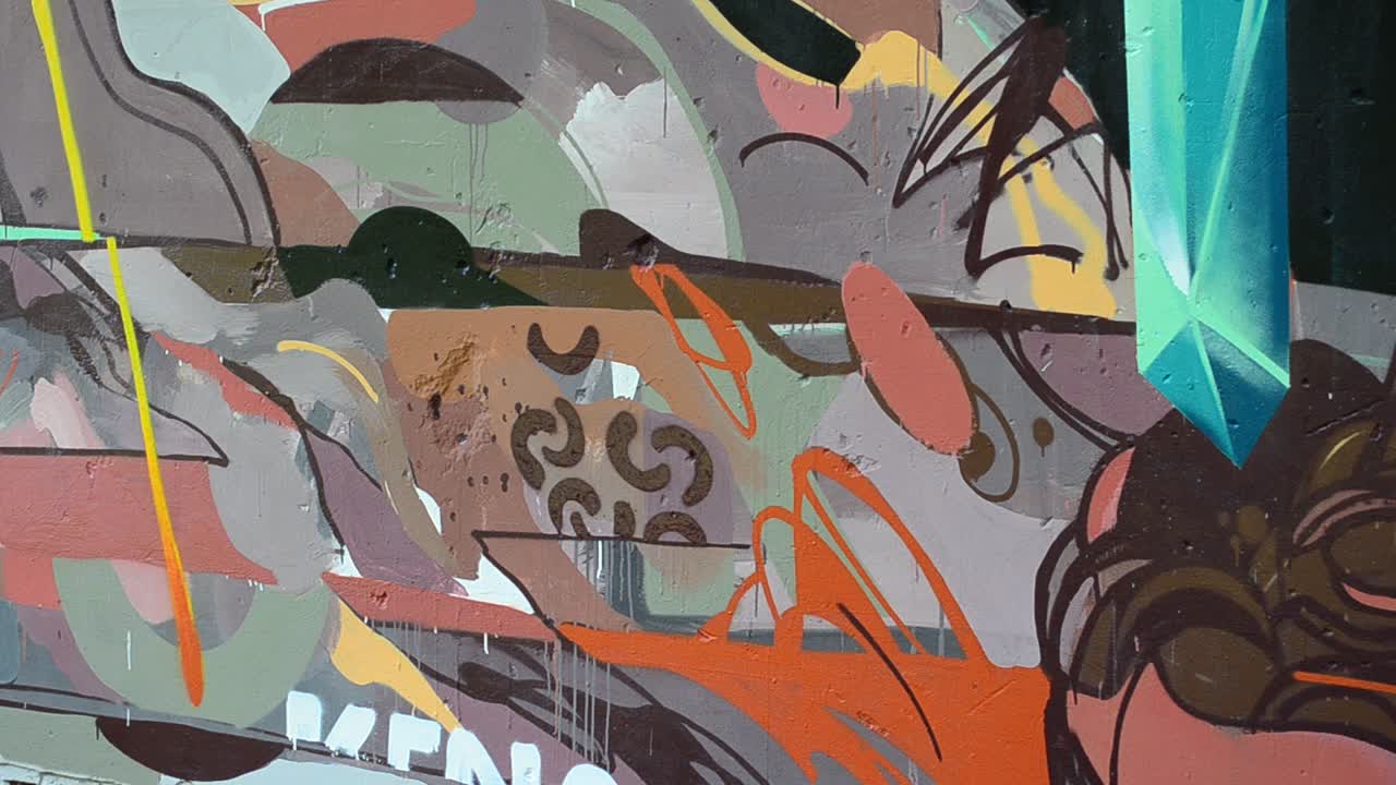 Proceso de creación de grafitis, valla. El artista dibuja grafitis