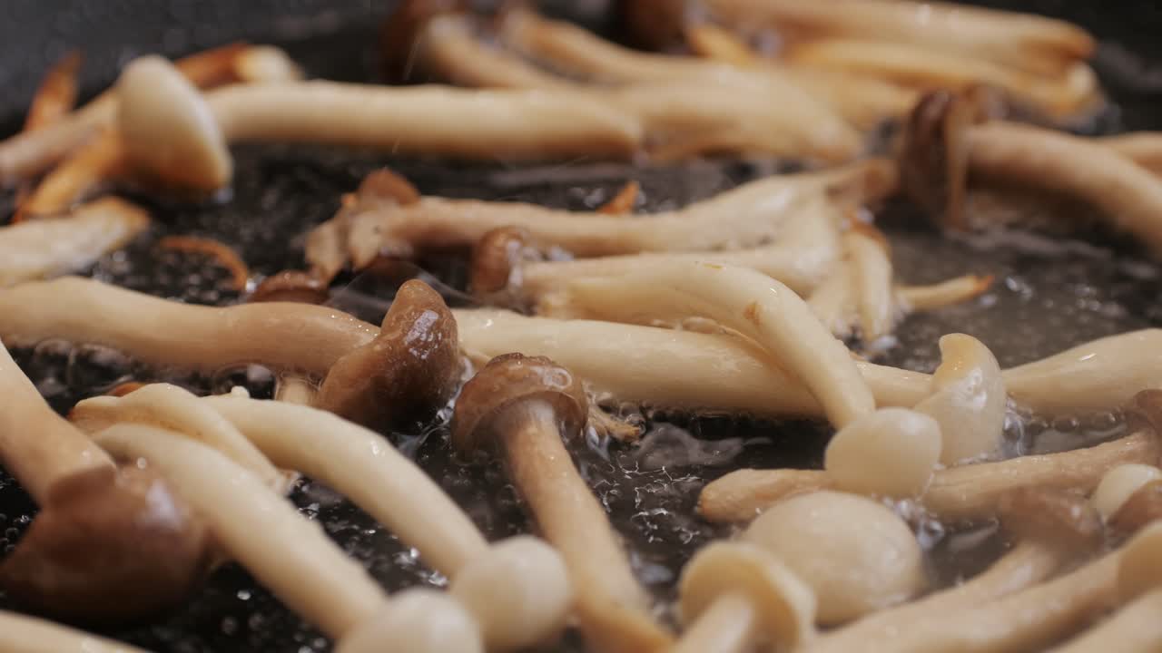 freír setas en una sartén