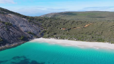 drone panorámico alrededor de paisajes panorámicos en la parte sur de australia occidental con aguas azules cristalinas debajo