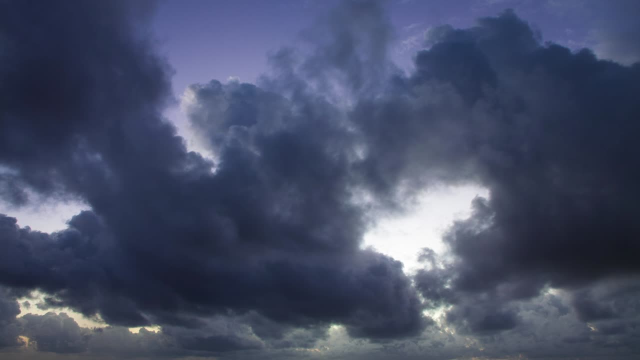 놀라운 구름빛 해가 뜨는 시간 경과