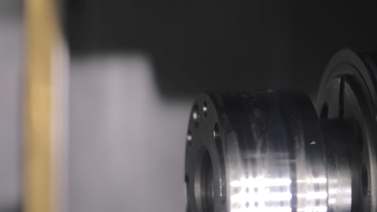 metalurgia cnc máquina de fresado de torno. corte de metal tecnología de procesamiento moderno.