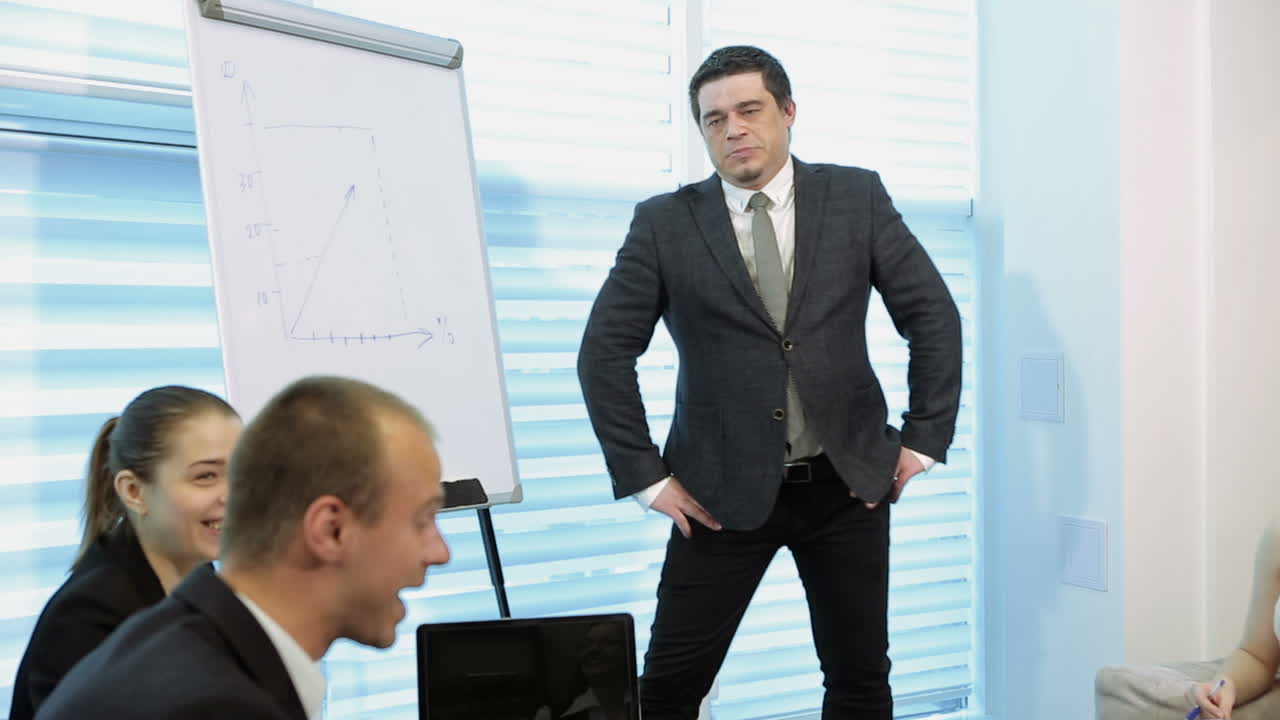 socios comerciales discutiendo documentos e ideas en la reunión