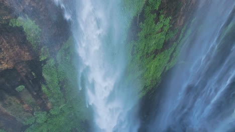 las cascadas arcoíris de tumpak sewu, vista panorámica aérea, indonesia