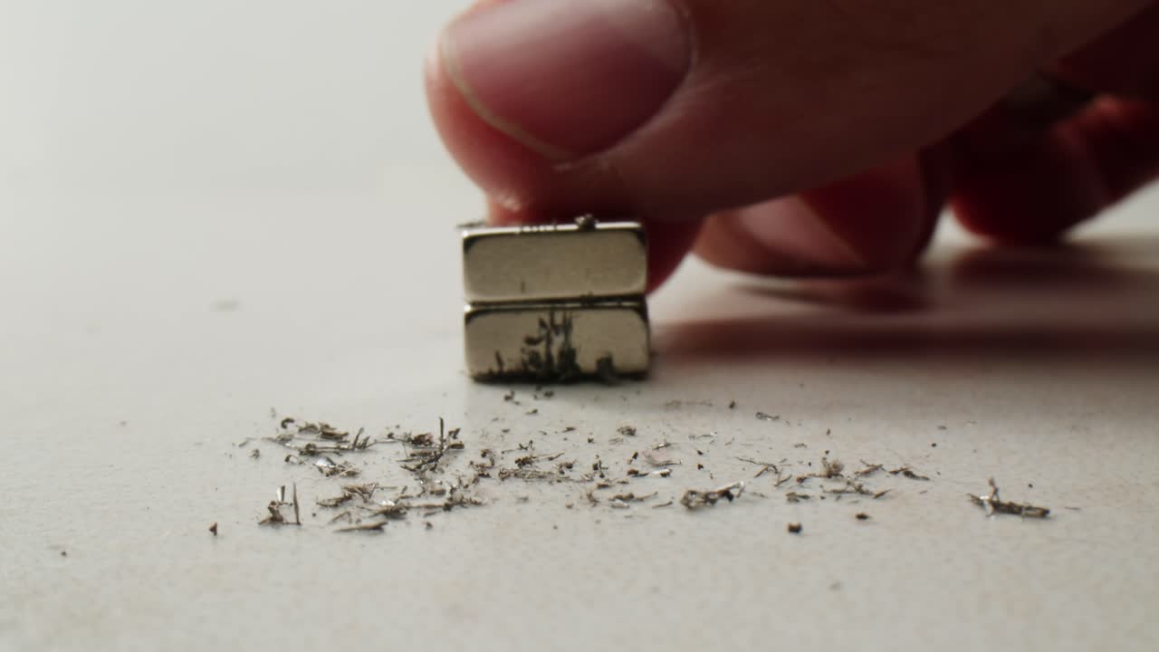 자석은 철 어리를 잡습니다.