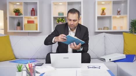 Hombre-Trabajador-De-Oficina-En-Casa-Haciendo-Investigación.