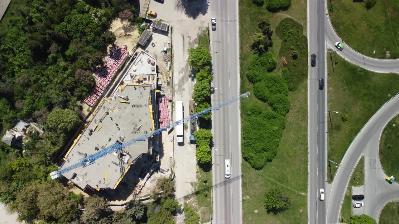 큰 크레인 으로 건설 현장 의 공중 사진