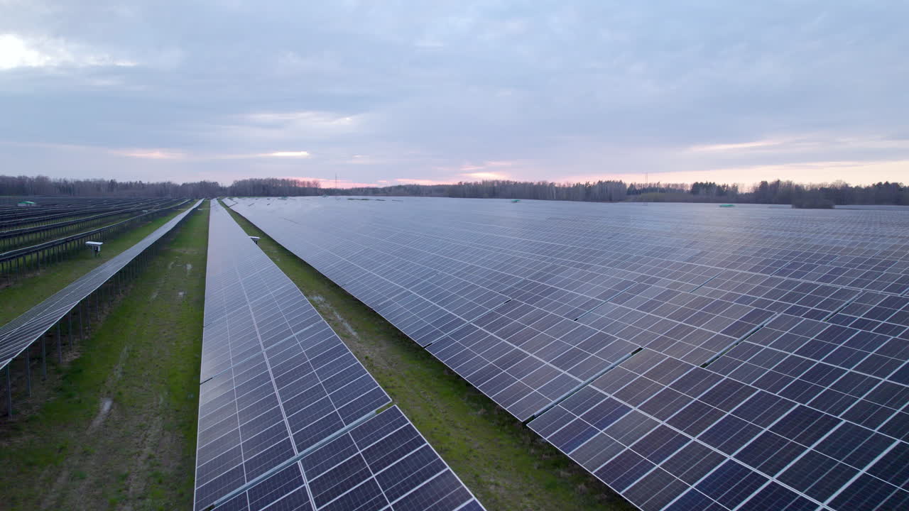 полет беспилотника над солнечной панелью на солнечной ферме, фотоэлектрические панели
