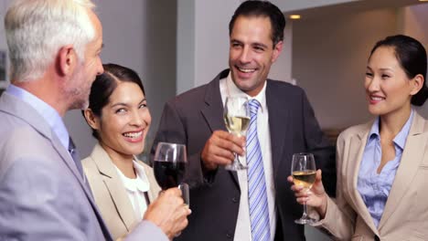 equipo de negocios relajándose después del trabajo y bebiendo vino