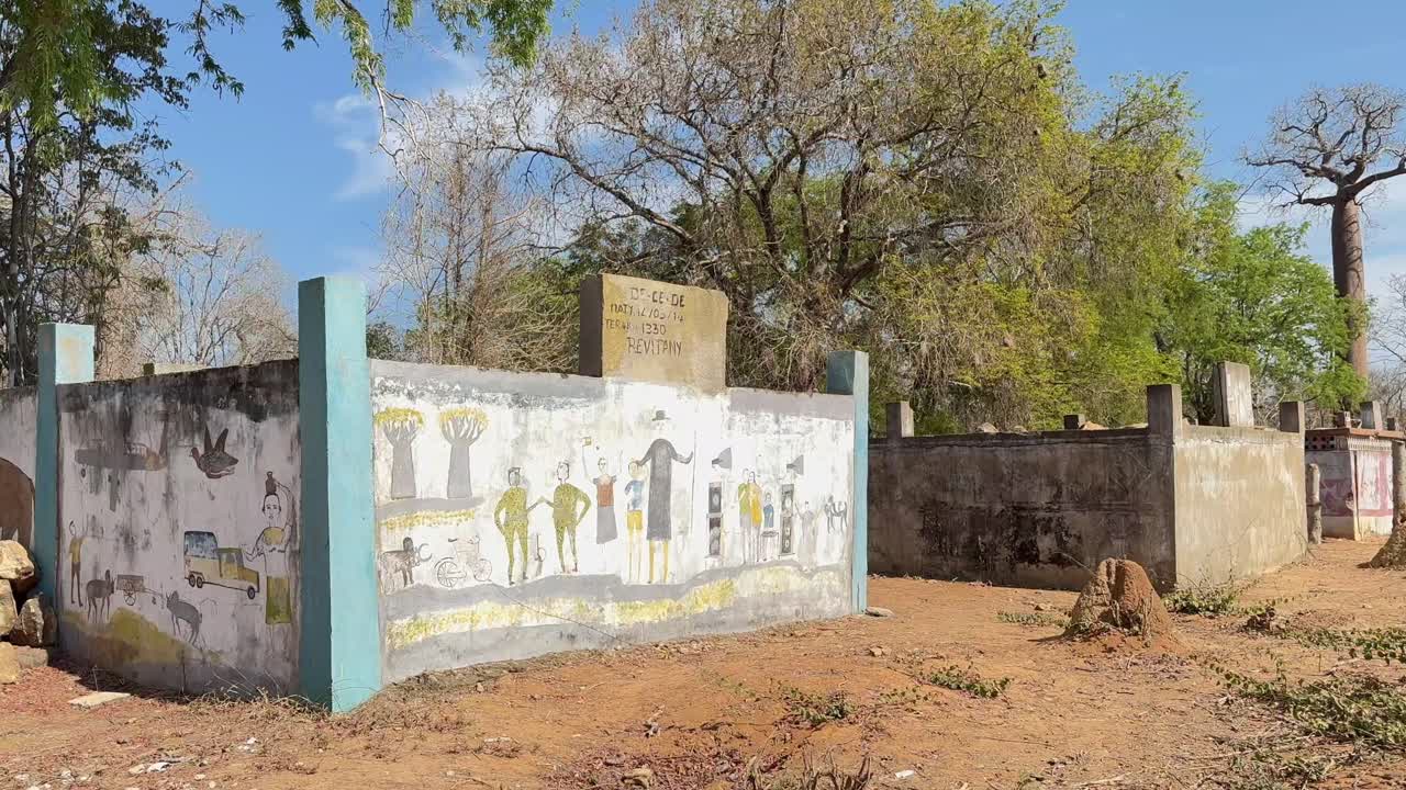 Perinteinen hautapaikka maalauksin Länsi-Madagaskarilla