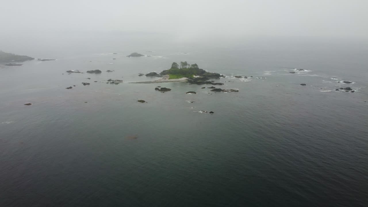 밴쿠버 섬 브리티시 컬럼비아 bc 캐나다의 서해안에서 nootka 소리의 섬에 접근하는 영화 같은 안개 드론 비행