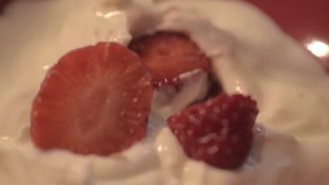 fresas en rodajas en yogur cremoso