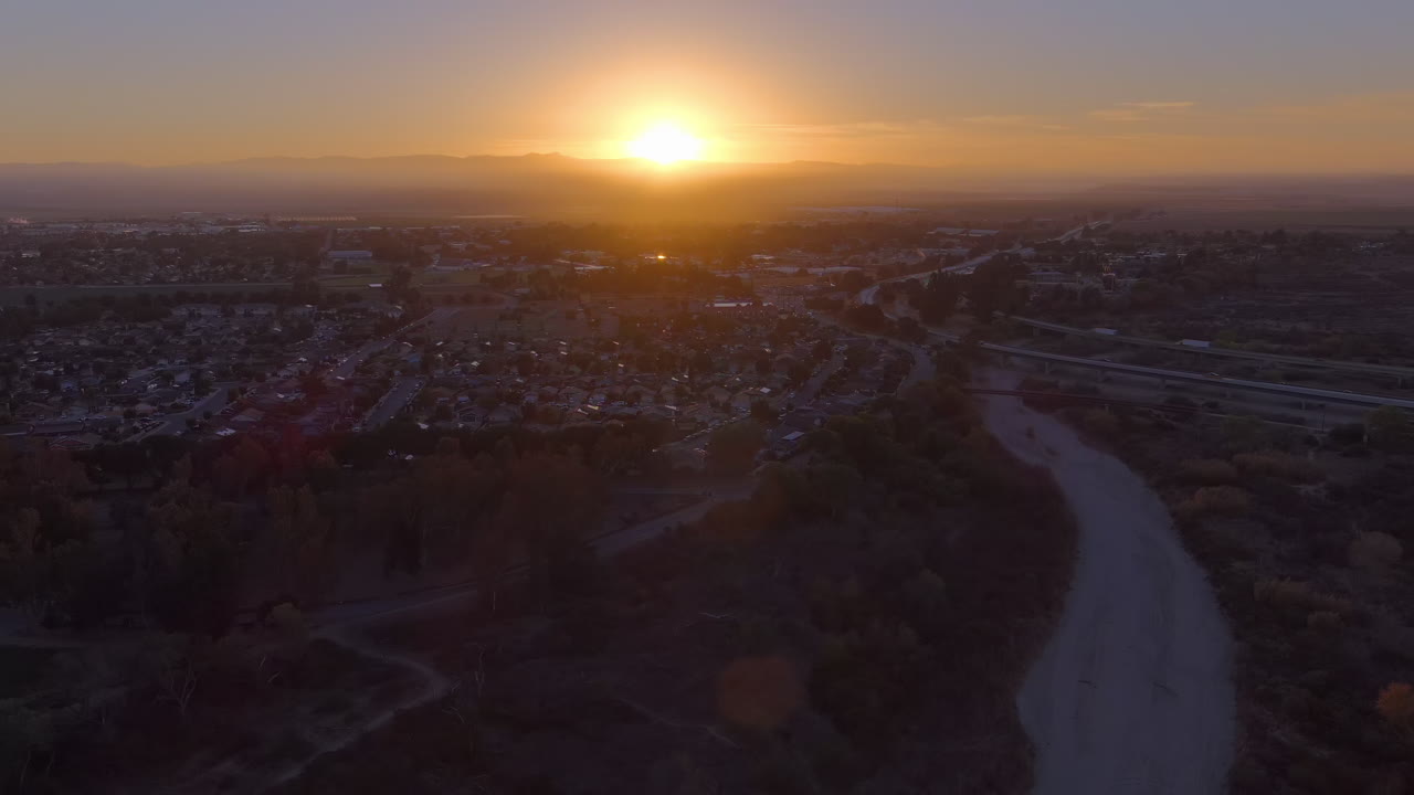 lecho seco del río junto a la ciudad agrícola debido al cambio climático y al calentamiento global, vista aérea