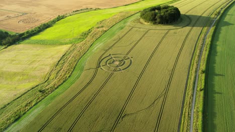 Hackpen-Hill-Extraño-Círculo-De-Cultivo-Patrón-Objetivo-En-La-Agricultura-De-Pastos-Rurales-Pradera-Vista-Aérea-Sobre-El-Paisaje-Rural