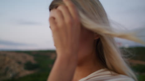 해가 지면 미소 짓는 여인 자연 클로즈업. 꿈꾸는 여인이 등대에서 카메라를 보고 있다.
