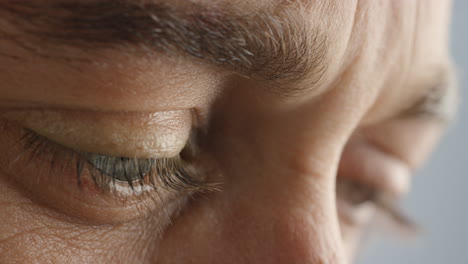 ojos cerrados hombre joven buscando pensativo macro disparo de hermoso iris azul