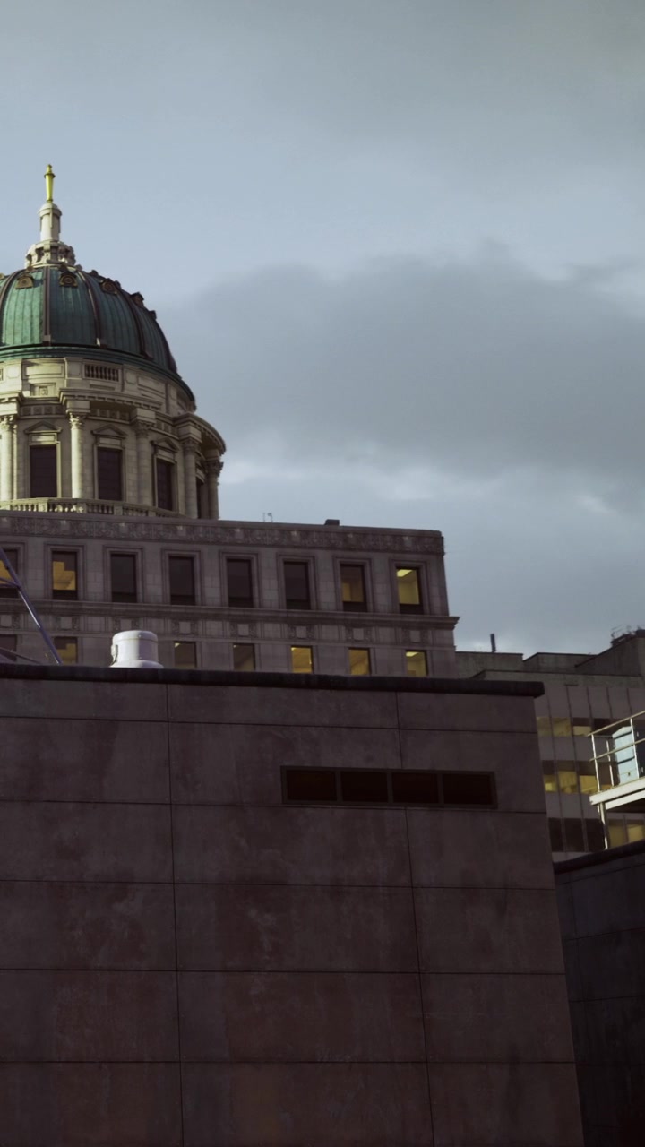 Vista cinematográfica del horizonte mostrando arquitectura histórica bajo nubes sombrías
